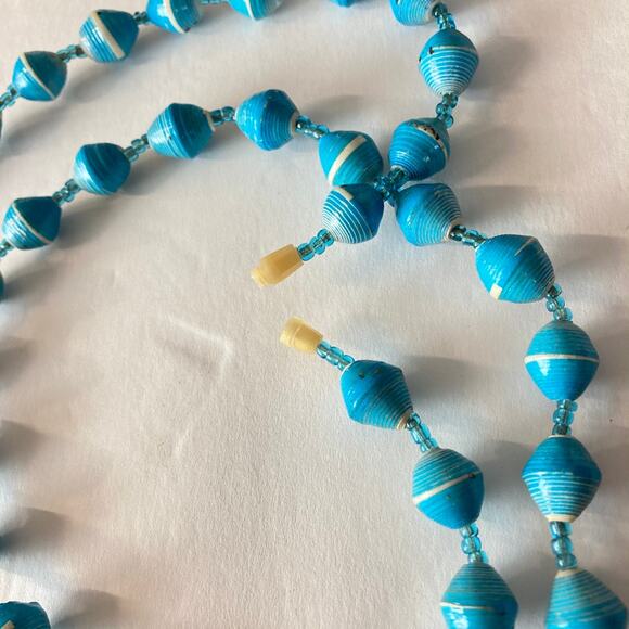 Turquoise paper bead necklace with plastic barrel clasp - Picture 7 of 7
